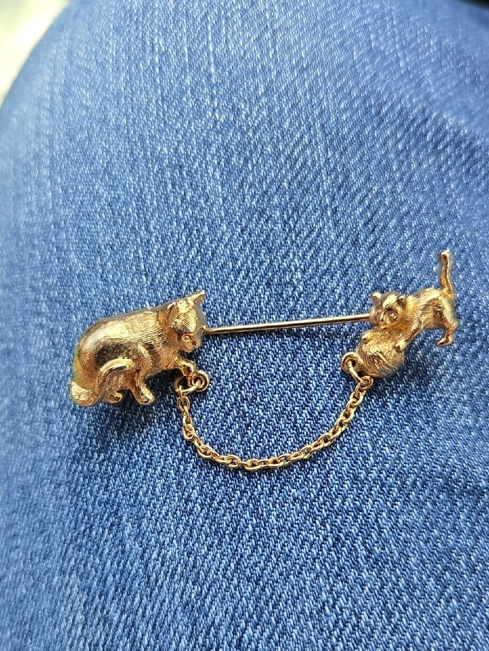 Avon Gold Cat and Kitten Chain Brooch